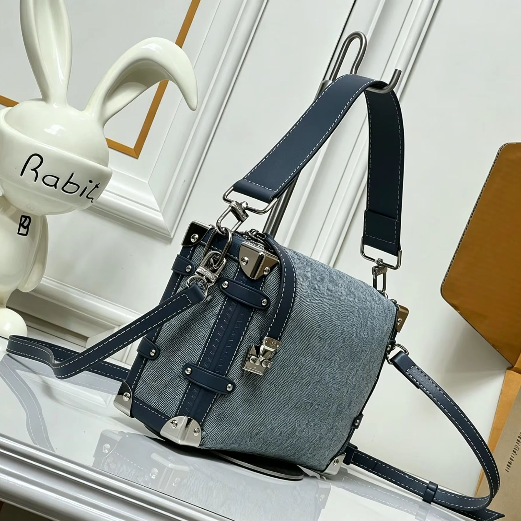 Luxury Bags Denim - Niebieska mini torba typu trunk bag