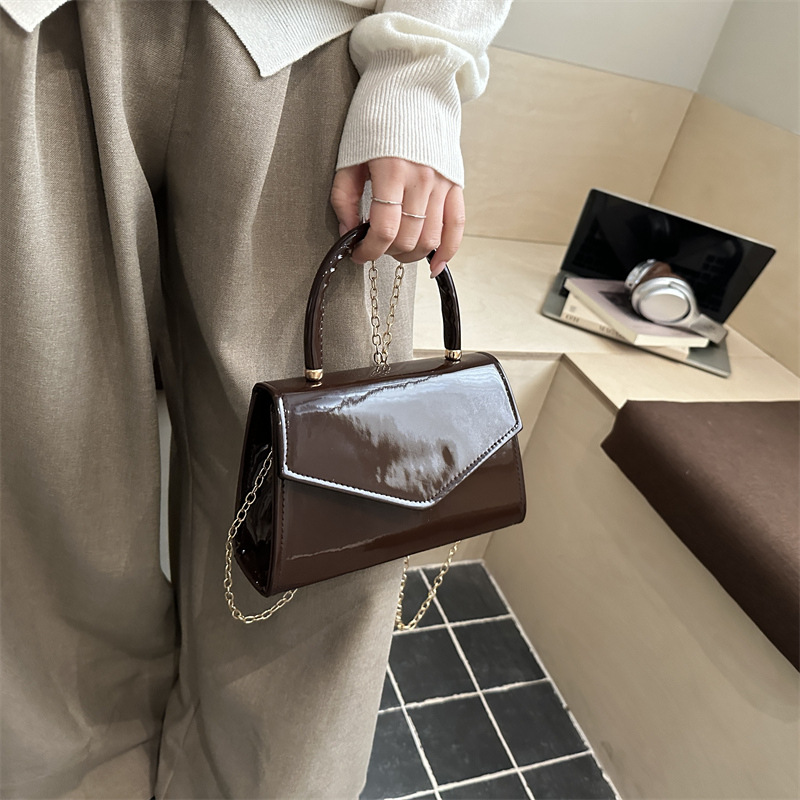 Top Handle Patent Bag - Damska mini torebka z lakierowanej skóry,
