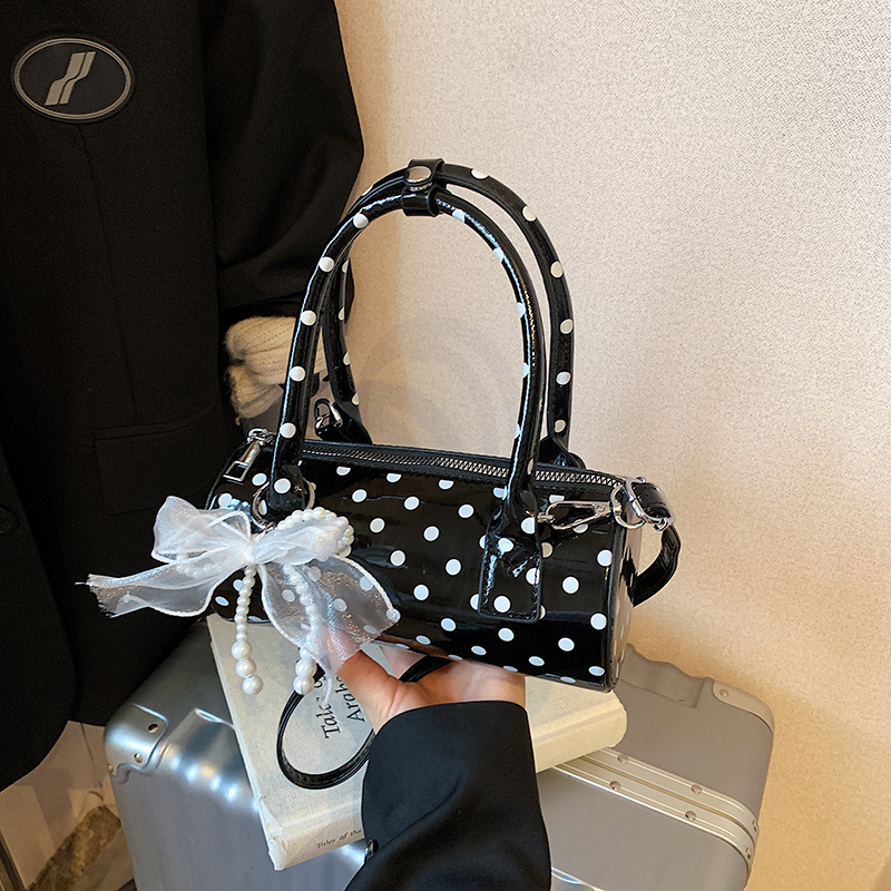 Damska urocza torebka w kropki – Top Handle Patent Bag recenzja i cena