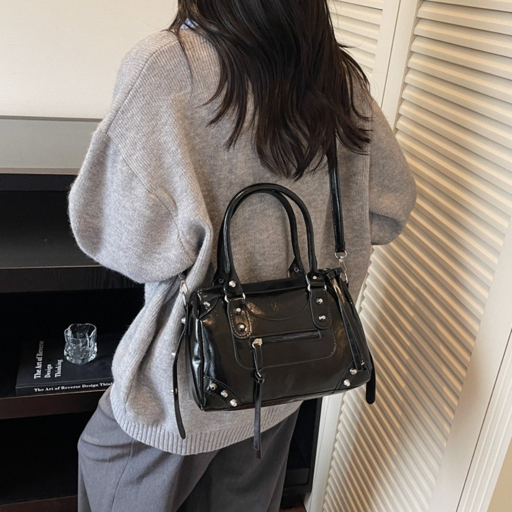 Torebka damska vintage z nitam – Top Handle Patent Bag recenzja i cena